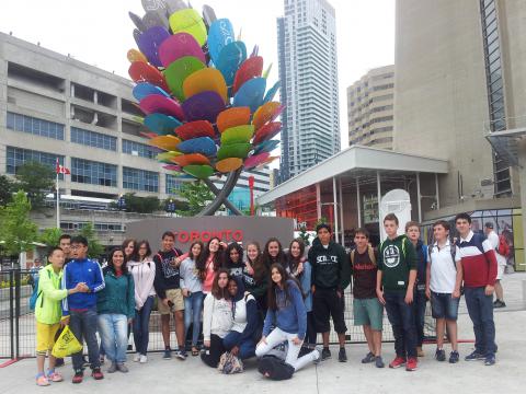Let’s go, Blue Jays! CN Tower (Toronto-entero) and shopping!